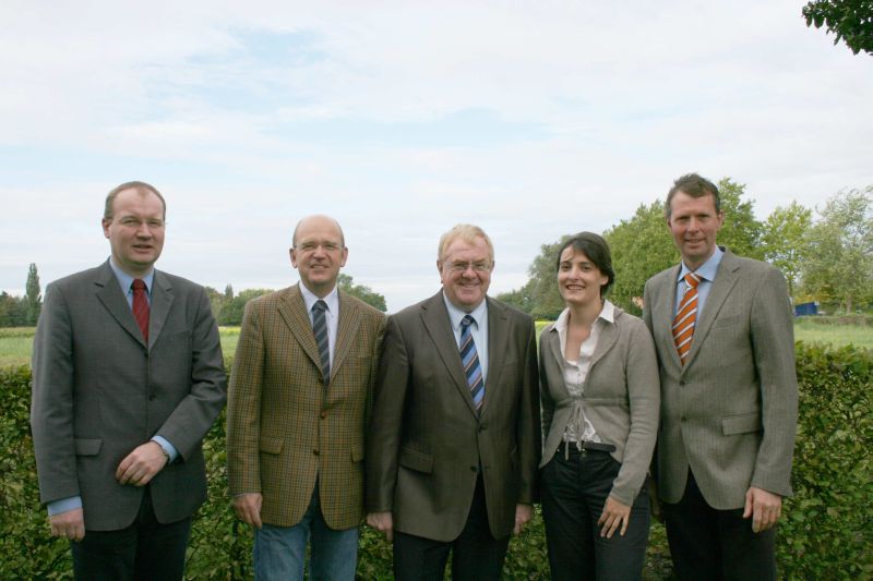 Reinhold Sendker (M.) und seine Mitarbeiterin Sibylle Gausing wurden im Grnen Zentrum empfangen von Kreisgeschftsfhrer Dr. Matthias Quas, Kreislandwirt Karl Werring und Vorsitzendem Hermann-Josef Schulze-Zumloh (v.li.).