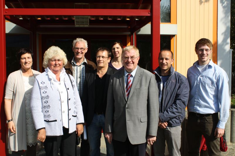 v.l.n.r.:Kindergartenleiterin Ulrike Nickel-Vaneylen,stv. Brgermeisterin Resi Gerwing, Martin Mtherich, Herbert Essmeier (Stdt Beckum), Fachkraft Kirsten Veith, MdB Reinhold Sendker, Andreas Khnel und JU-Kreisvorsitzender Michael Sendker