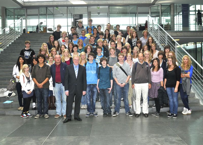 Reinhold Sendker MdB mit den Schlern der St. Martin Realschule aus Sendenhorst im Paul-Lbe-Haus.