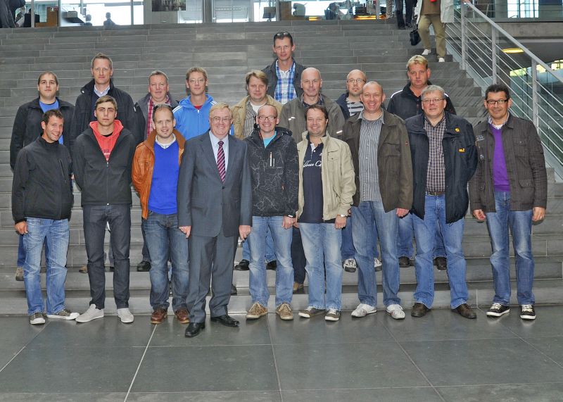 Reinhold Sendker mit den Mitgliedern der Feuerwehr Warendorf im Paul-Lbe-Haus.