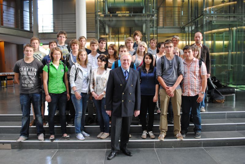 Reinhold Sendker MdB mit den Schlern der Stdtischen Realschule Drensteinfurt im Paul-Lbe-Haus.