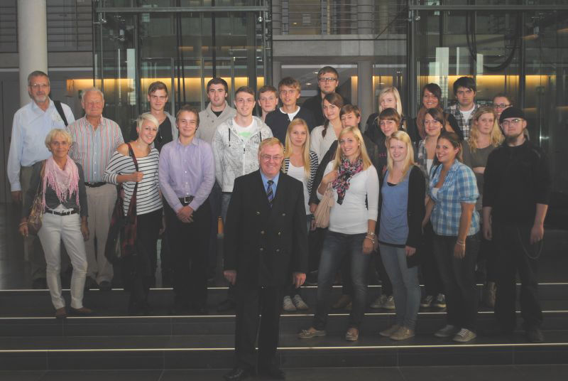 Reinhold Sendker MdB mit den Schlern der Jahrgangstufe 13 des AMG.