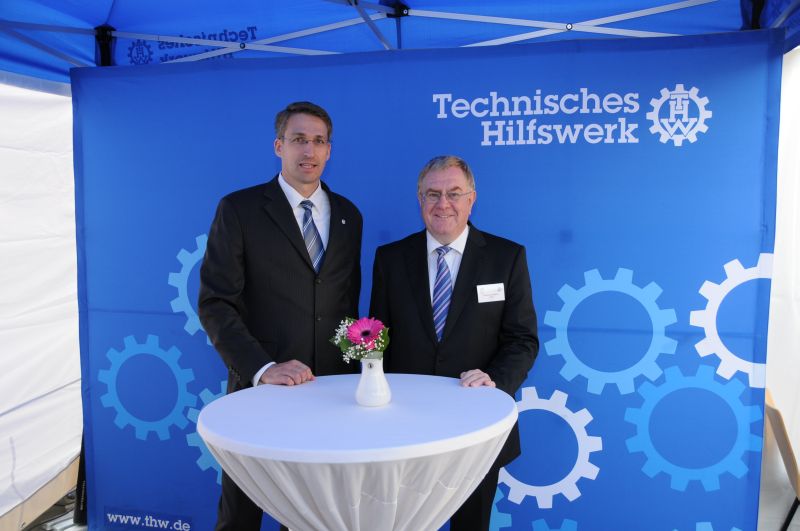 Reinhold Sendker MdB im Gesprch mit Ralf Pelkmann vor dem Reichstag.