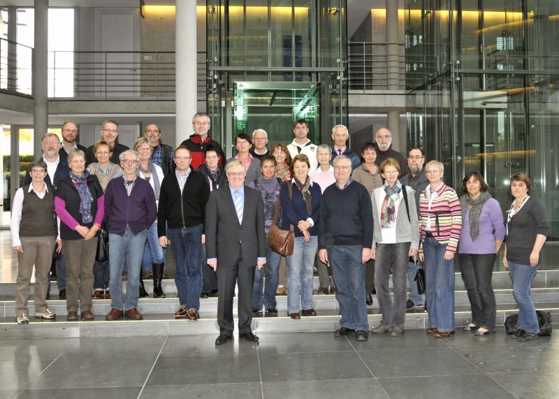 Reinhold Sendker MdB mit den Besuchern aus Oelde im Paul-Lbe-Haus.