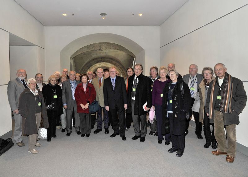 Reinhold Sendker mit den Besucher aus Beckum und La Selle Saint-Cloud im Reichstag.