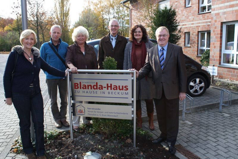 Beim Besuch des Schwester-Blanda-Hauses in Beckum (v.l.n.r) Karin Burtzlaff, Vorsitzende, Hubert Stratmann, stv. Bürgermeisterin Resi Gerwing, Martin Mütherich, Silvia Böning-Antunes und MdB Reinhold Sendker.