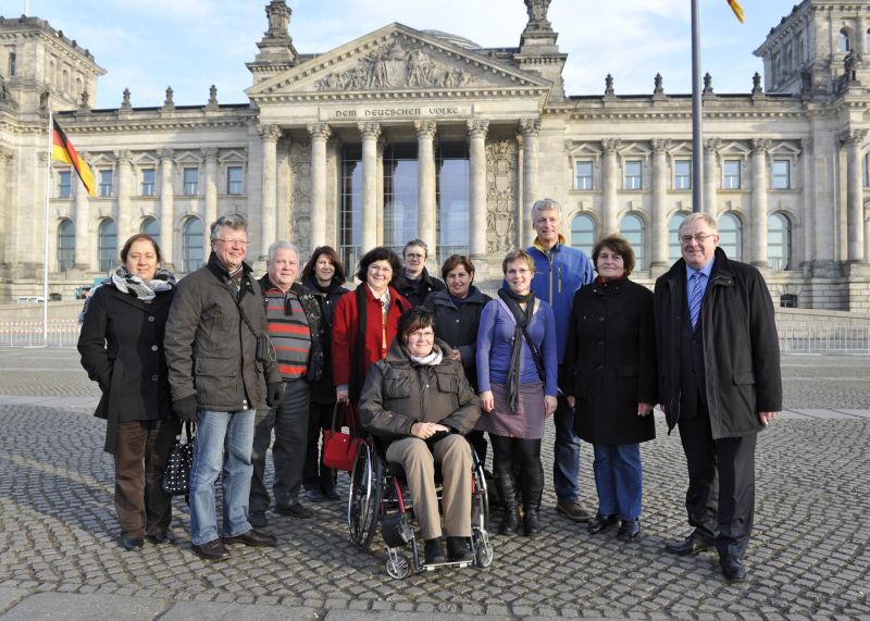 Reinhold Sendker MdB begrüßt die Gäste aus Ahlen vor dem Reichstag.