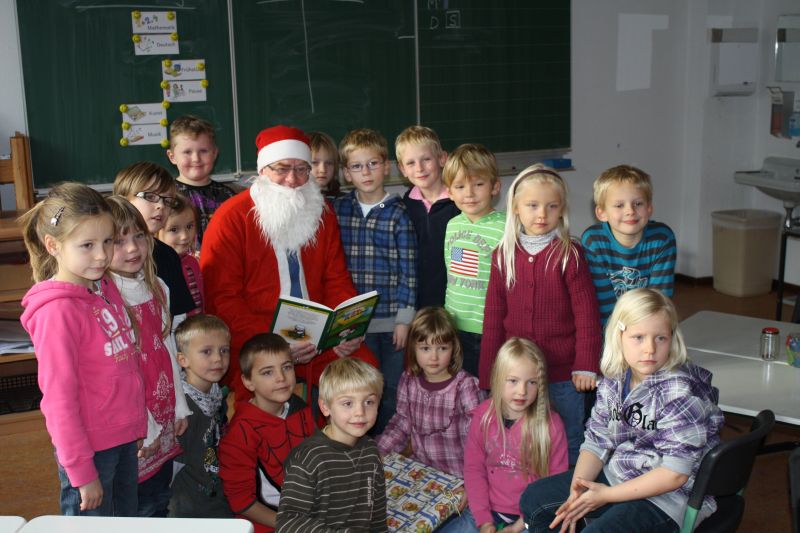 Reinhold Sendker besuchte im Rahmen des Vorlesetages die Grundschulen in Ostenfelde und Westkirchen.