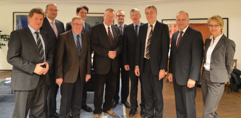 von links: Dr. M. Pieper MdEP, Dieter Jasper MdB, Reinhold Sendker MdB, Philipp Mifelder MdB, Ruprecht Polenz MdB, Jens Spahn MdB, Karl Schiewerling MdB, RP Prof. Dr. R. Klenke, VizeRP D. Feller-Elverfeld 