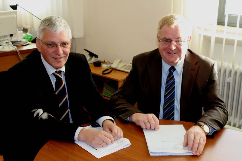 Reinhold Sendker und Brgermeister Uphoff beim Gesprch im Sassenberger Rathaus.