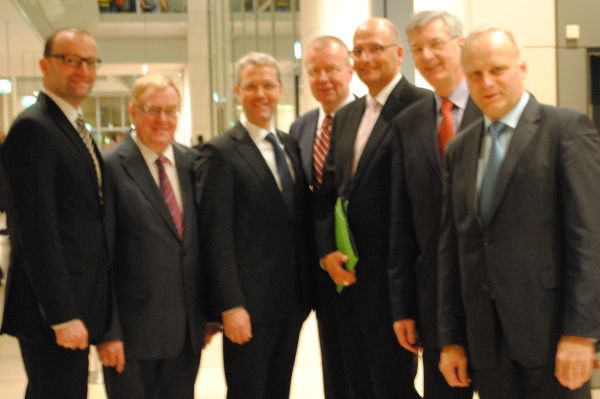 Trafen sich am Rande der Plenarsitzung in Berlin mit Bundesumweltminister Dr. Norbert Rttgen (3.v.l.): Die Abgeordneten Jens Spahn, Reinhold Sendker, Ruprecht Polenz, Dieter Jasper, Karl Schiewerling, Johannes Rring. 