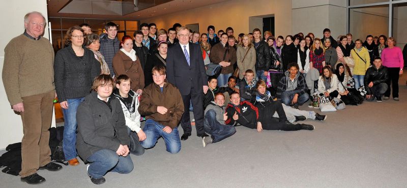 Reinhold Sendker MdB mit den Schlern der Anne-Frank-Schule im Reichstag.