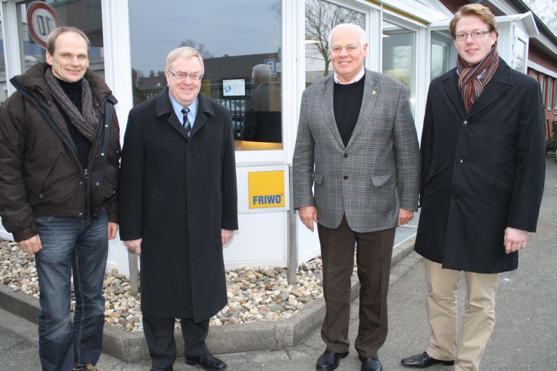 Im Rahmen seiner Wirtschaft vor Ort-Besuche war Reinhold Sendker (2.v.l.) diesmal bei dem Unternehmen Friwo in Ostbevern zu Gast. (v.l.) CDU-Parteivorsitzender Bernhard Everwin, FRIWO-Vorstandsmitglied Felix Zimmermann und CDU-Ratsherr Tobias Hagemeyer.