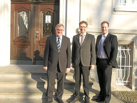 Der CDU-Bundestagsabgeordnete Reinhold Sendker (l.) besuchte mit seinem Mitarbeiter Marcel Opperbeck (r.) Bürgermeister Berthold Streffing im Rathaus. Foto: (Wolfram Opperbeck)