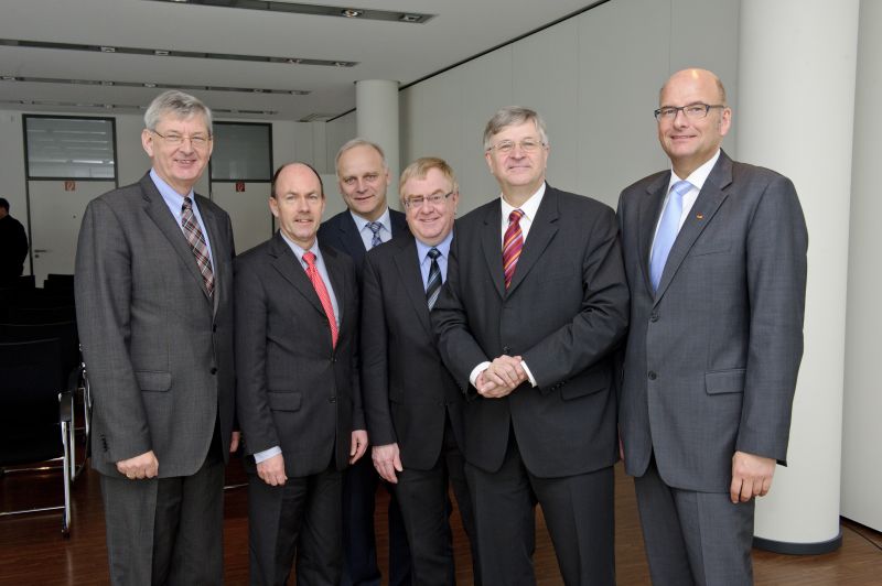 Karl Schiewerling,  Landrat Thomas Kubendorff, Johannes Röring, Reinhold Sendker, Staatssekretär Peter Hintze, Dieter Jasper (v. l.).