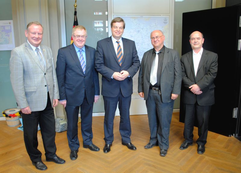 v.l.: Peter Paschke, Reinhold Sendker MdB, PSts Enak Ferlemann MdB, Dr. Norbert Franke, Referatsleiter Dr. Johannes Stemmler Baulandpolitik, Bodenordnung, besonders Stdtebaurecht, Werteermittlung, Kleingartenrecht