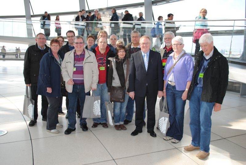 Reinhold Sendker MdB mit den Gsten aus der Heimat in der Kuppel des Reichstages.