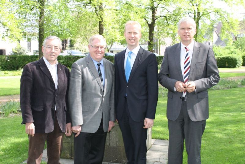 v.l.: CDU-Fraktionschef Heinrich Töns, Reinhold Sendker MdB,  Landtagskandidat Henning Rehbaum, Bürgermeister Paul Berlage.