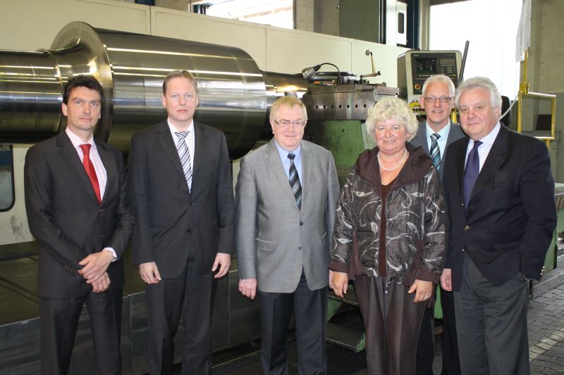 Beim Betriebsbesuch der Polysius AG in Neubeckum stellten sich im Rahmen der Besichtigung der Produktionshallen dem Fotografen: (v.l.):Stefan Dittmar, Dr. Detlev Rose, Reinhold Sendker, Resi Gerwing, Martin Mtherich und Dr. Friedhlem Dierkes.