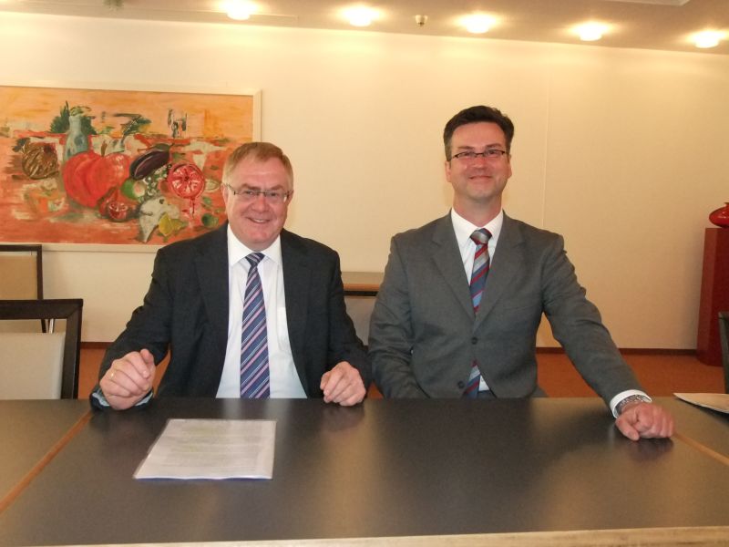 Zu Fragen der Energetischen Stadtsanierung und Frderprogrammen hatte Reinhold Sendker MdB (l.) Frank Wunderlich von der KfW Bankengruppe eingeladen.  (Foto: Opperbeck)