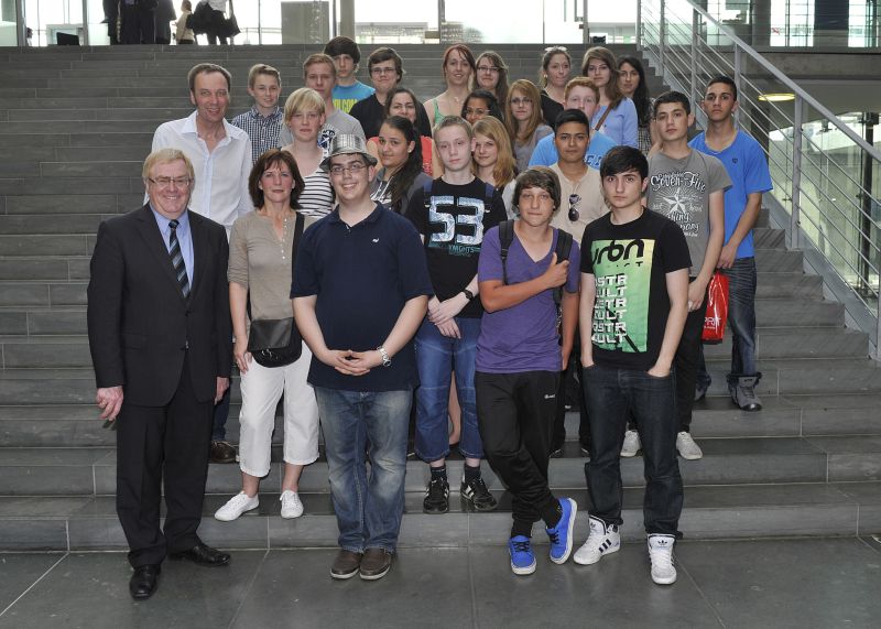 Reinhold Sendker mit einer der drei Schulklassen der Jahrgangstufe 9 des Stdt. Gymnasiums Ahlen, die ihn in Berlin besuchten.