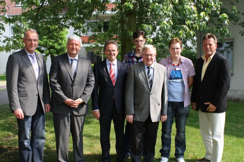 v.l. BM Ruhmller, GF Awo westliches Westfalen Jrg Richard, Dr. Jens Kreuter, Philip Fillinger (Bufdi), Reinhold Sendker MdB, Dominik Tiesch (Bufdi), Leiter des Stoffers-Zentrums Klaus Khn 