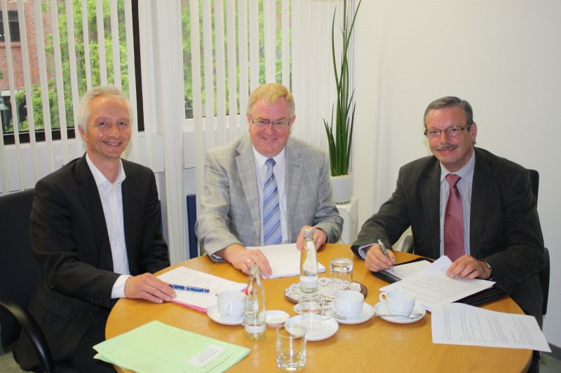 v.l. Bürgermeister Wolfgang Pieper, Reinhold Sendker MdB und der stellvertretende Bürgermeister Karl-Heinz-Greiwe