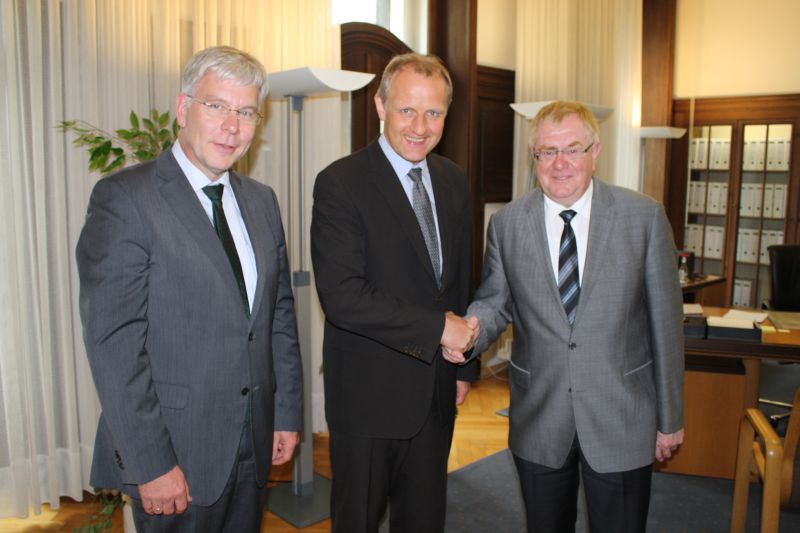 Der heimische Bundestagsabgeordnete Reinhold Sendker (rechts) kam jetzt zum Gespräch mit Bürgermeister Dr. Karl-Uwe Strothmann und Werner Knepper, CDU-Fraktionsvorsitzender im Beckumer Stadtrat, zusammen.