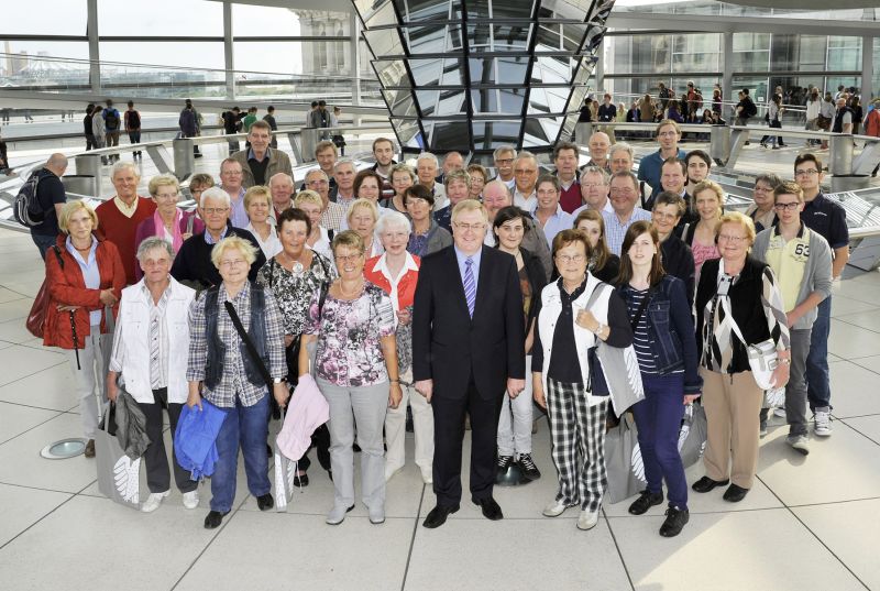 Reinhold Sendker mit den Besuchern aus dem Kreis Warendorf in der Reichstagskuppel.