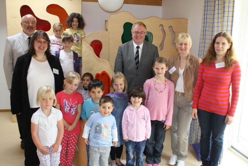 Der heimische CDU-Bundestagsabgeordnete Reinhold Sendker (4. v.r.) beuchte mit Erhard Richard (l.) die Kita. Mit im Bild: Leiterin Jutta Saiz(2.v.r.), Projektbetreuerin Nicole Meischner und Pfarrerin Jutta Schorstein(2.v.l.) sowie einige Kinder.