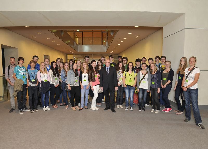 Reinhold Sendker mit den Schülern der Jahrgangstufe 9 nach der lebhaften Diskussion im Reichstag.