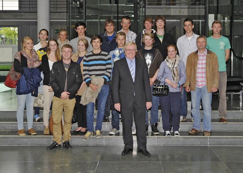 Reinhold Sendker mit den Schlern des Abiturjahrgangs 2012 des Johanneums Wadersloh.