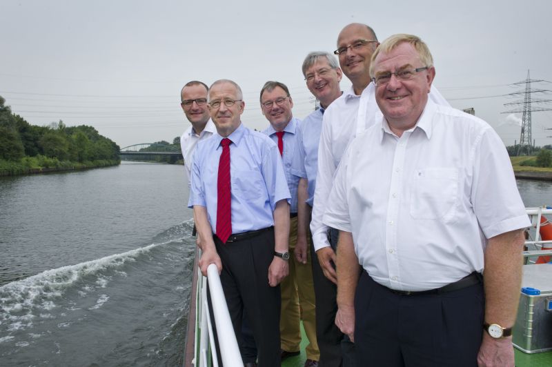 Mit dem Schiff unterwegs: (v.r.) Reinhold Sendker MdB, Dieter Jasper MdB, Karl Schiewerling MdB, Michael Heinz, Michael Wempe und Jens Spahn MdB.