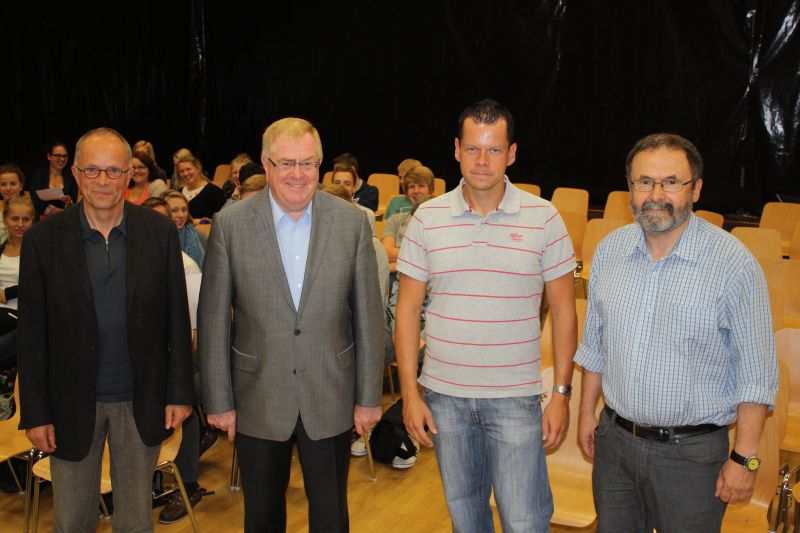 Reinhold Sendker MdB (2.v.l.) besuchte jetzt das Albertus-Magnus-Gymnasium in Beckum und wurde dabei von Schulleiter Dr. Norbert Westerhoff (l.), Jochen Tnsgerlemann (2.v.r.) und Dieter Hanning (r.) in Empfang genommen.