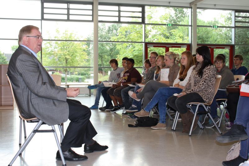 Reinhold Sendker MdB im Gespräch mit den Schülern der Von-Galen-Realschule.
