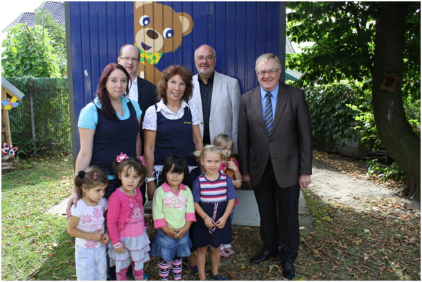 Reinhold Sendker (r.) verschaffte sich mit Erhard Richard (2.v.r.) einen berblick ber die Umsetzung der Frdermittel. Mit im Bild: Leiterin Marita Hartleif (m.), Jennifer Stein(l.) und Pfarrer Dr. Ludger Kaulig (2.v.l.) und einige Kinder der Einrichtung