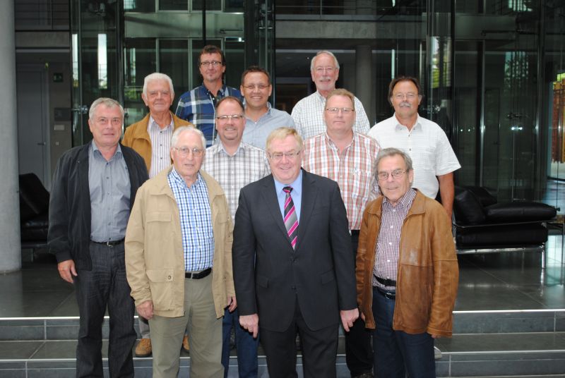 Reinhold Sendker MdB mit den Besuchern vom Enniger Marktausschuss im Paul-Lbe-Haus.