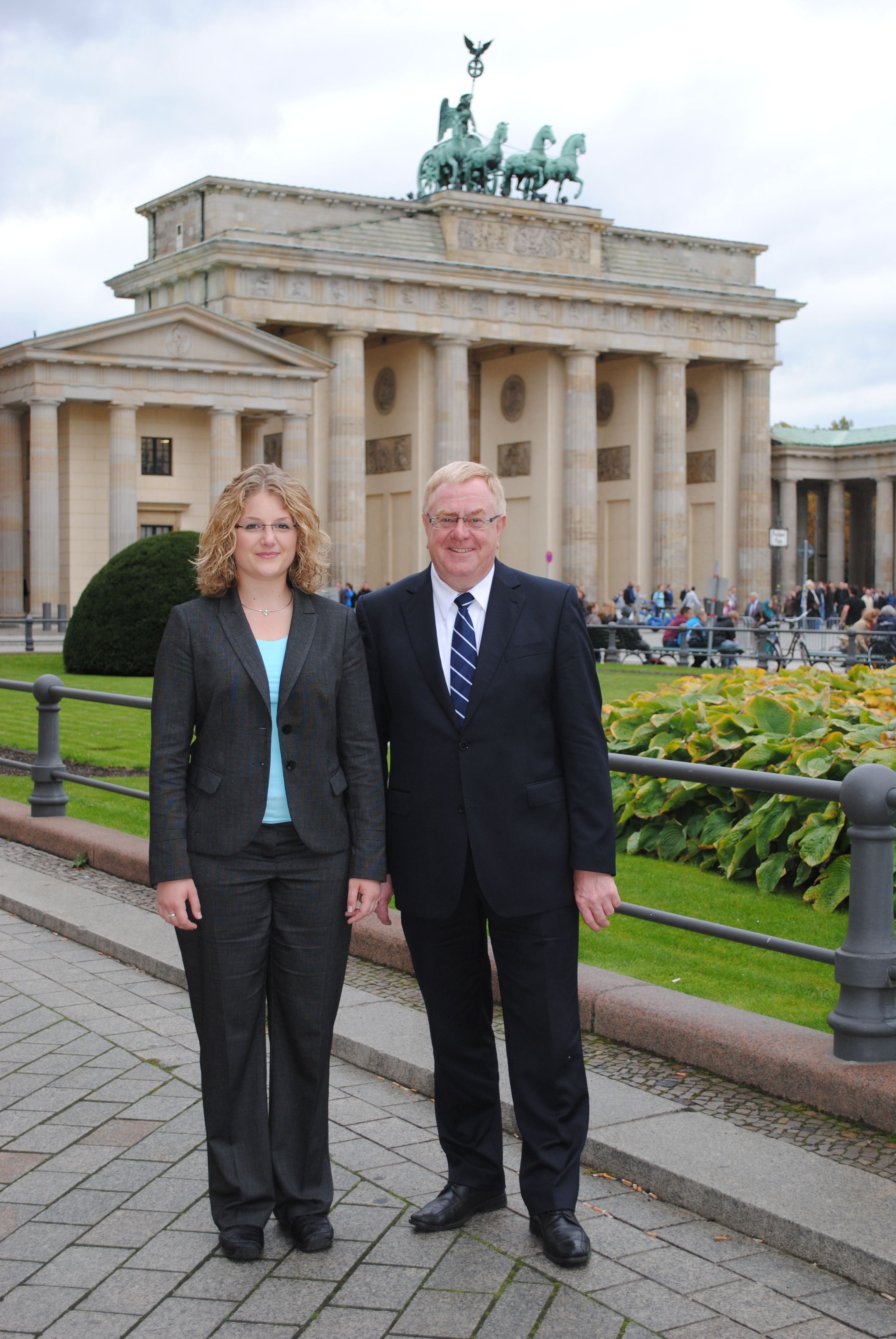 Kathrin Willmann mit Reinhold Sendker MdB vor dem Brandenburger Tor