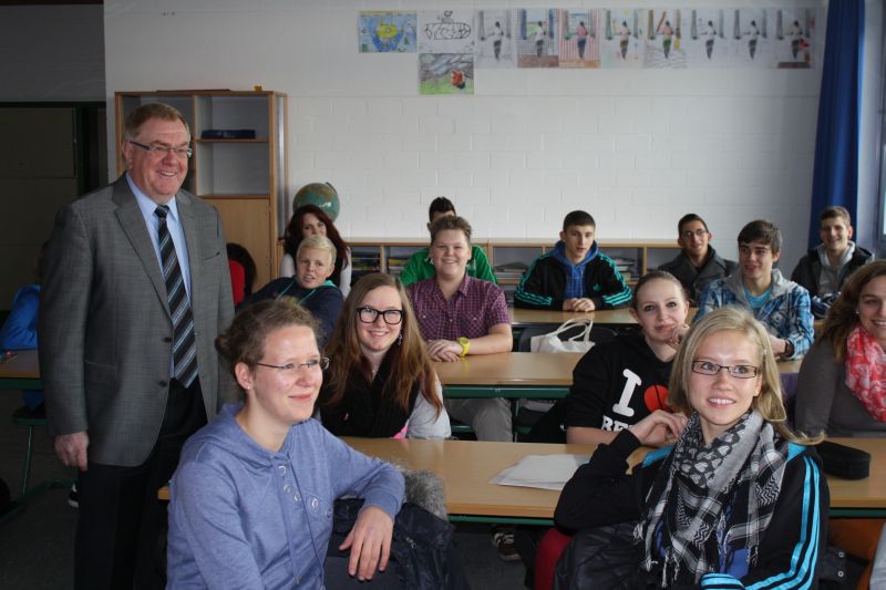 Reinhold Sendker im Gesprch mit den Schlern der Hauptschule Sassenberg. 