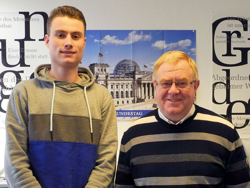 Stefan Vogel (l.) berichtete seinem Paten, dem Abgeordneten Reinhold Sendker ber sein Jahr in Amerika 