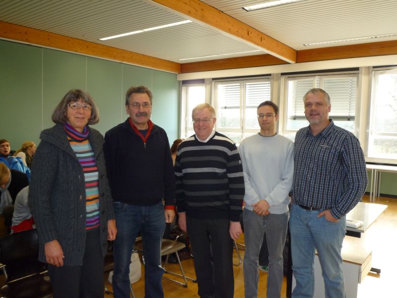 Der heimische CDU-Bundestagsabgeordnete Reinhold Sendker (Westkirchen) (m.) mit den Lehrern (v.l.) Sigrid Schmalenstroer, Hubert Bratek, Stefan Rehfeldt und Thomas Ormeloh vom Mariengymnasium in Warendorf.