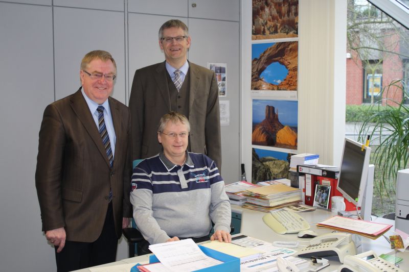 Reinhold Sendker mit Bürgermeister Banken und dessen Mitarbeiter Reinert Schwaer im Sozialamt von Everswinkel.