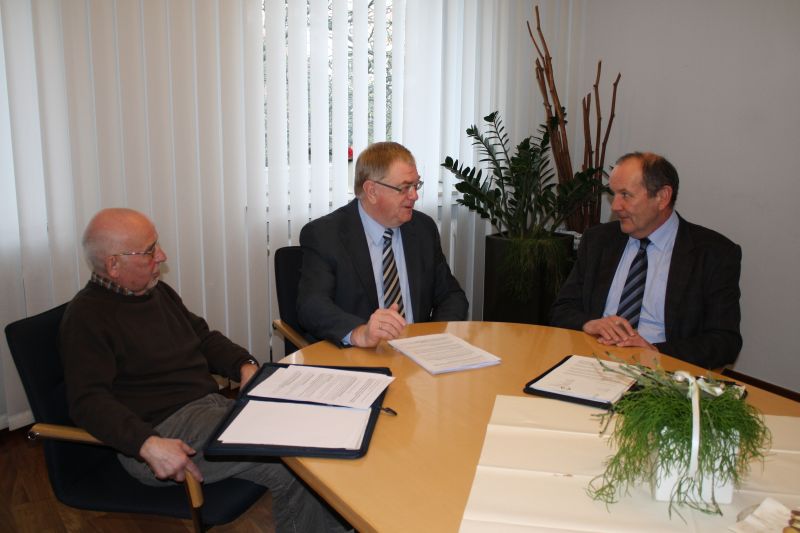 Reinhold Sendker (m.) im Gespräch mit Bürgermeister Schindler (r.) und CDU-Fraktionschef Ulrich Brandt.