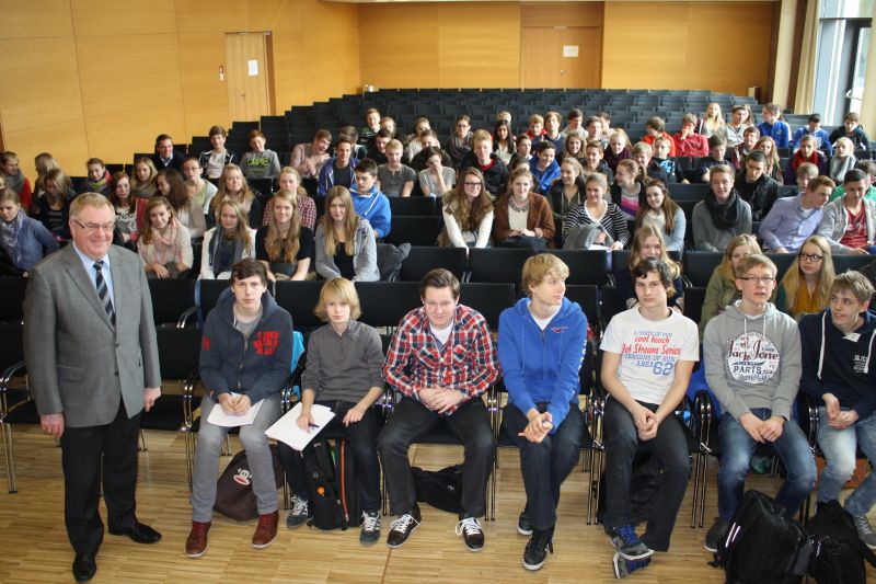 Reinhold Sendker MdB mit den Schlerinnen und Schlern in der Aula des St. Michael Gymnasiums in Ahlen.