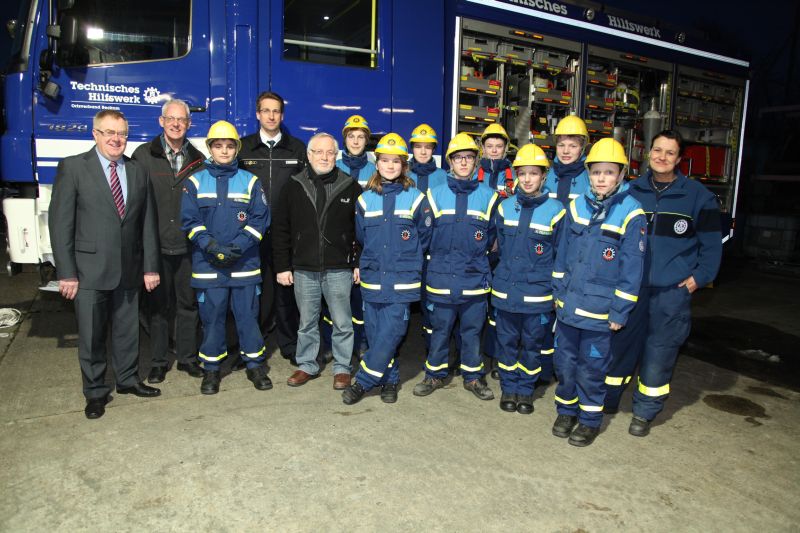 MdB Reinhold Sendker(l.) , Martin Mtherich, Ralf Pelkmann (4.v.l.), Rudi Goriss, 5.v.l. und Diana Thiedig(r.) im Kreise der jungen THWler vor dem neuen Fahrzeug.