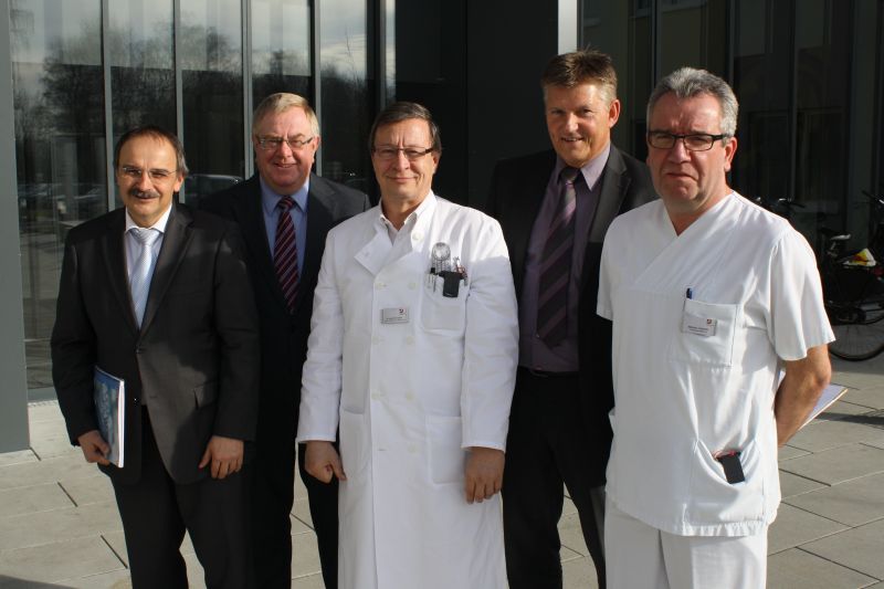 Vorstandsvorsitzender Dr. Martin Biller, Reinhold Sendker MdB, rztlicher Direktor Dr. Rolf Doht, Vorstandsmitglied Thomas Farthmann und Pflegedirektor Wilfried Tollktter trafen sich jetzt im Josephs-Hospital in Warendorf.