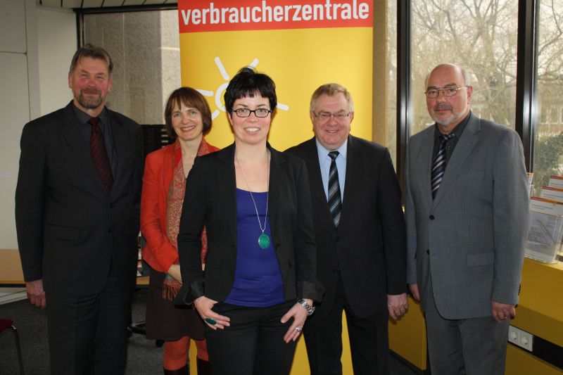 Reinhold Sendker (2.v.r.) informierte sich jetzt mit dem CDU-Stadtverbandsvorsitzenden Erhard Richard (r.) über die Arbeit der Verbraucherschutzberatung bei Joachim Rölfling (l.), Ulrike Schell (2.v.l.) und Anne Schulze Wintzler (m.).