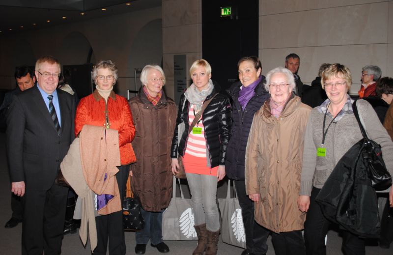 Reinhold Sendker und die Gste aus dem Kreis Warendorf im Reichstag.