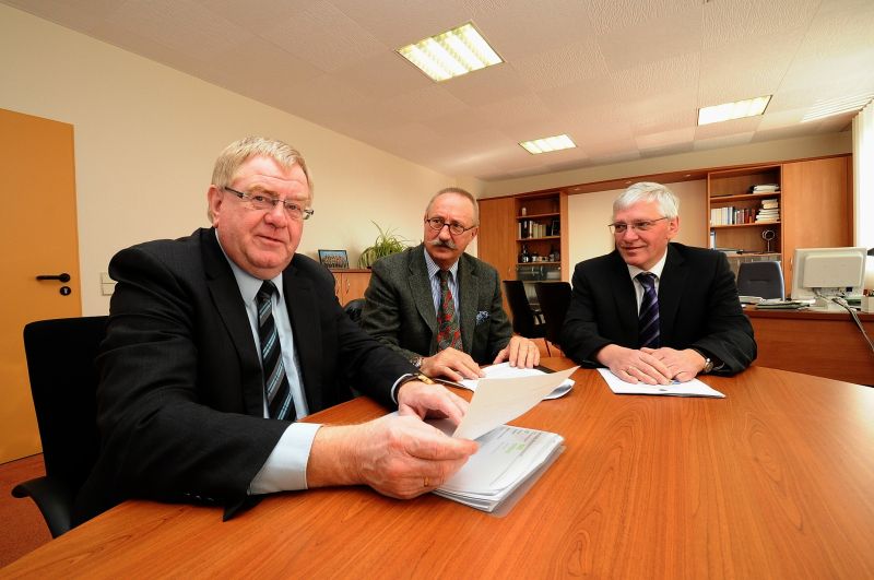 Reinhold Sendker (l.) im Gesprch mit Brgermeister Josef Uphoff (r.) und dem CDU-Stadtverbandsvorsitzenden Wolf-Rdiger Vller im Sassenberger Rathaus. Foto: Hartmeyer (WN)