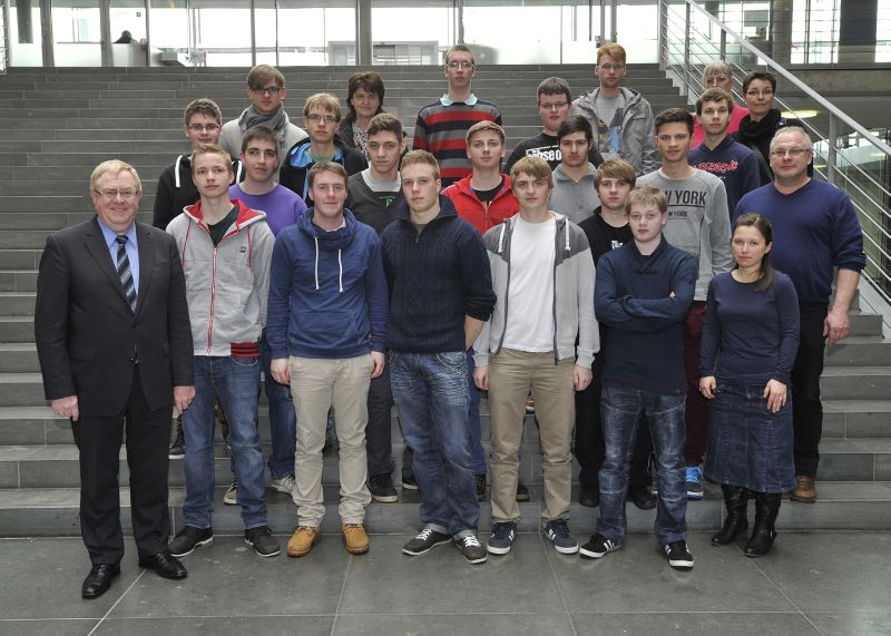 Reinhold Sendker mit den Gsten aus Beckum im Paul-Lbe-Haus.